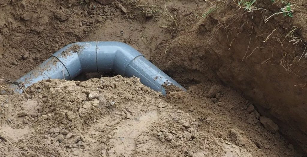 清华师生捐助6万元建设的的液肥管道通往农田
