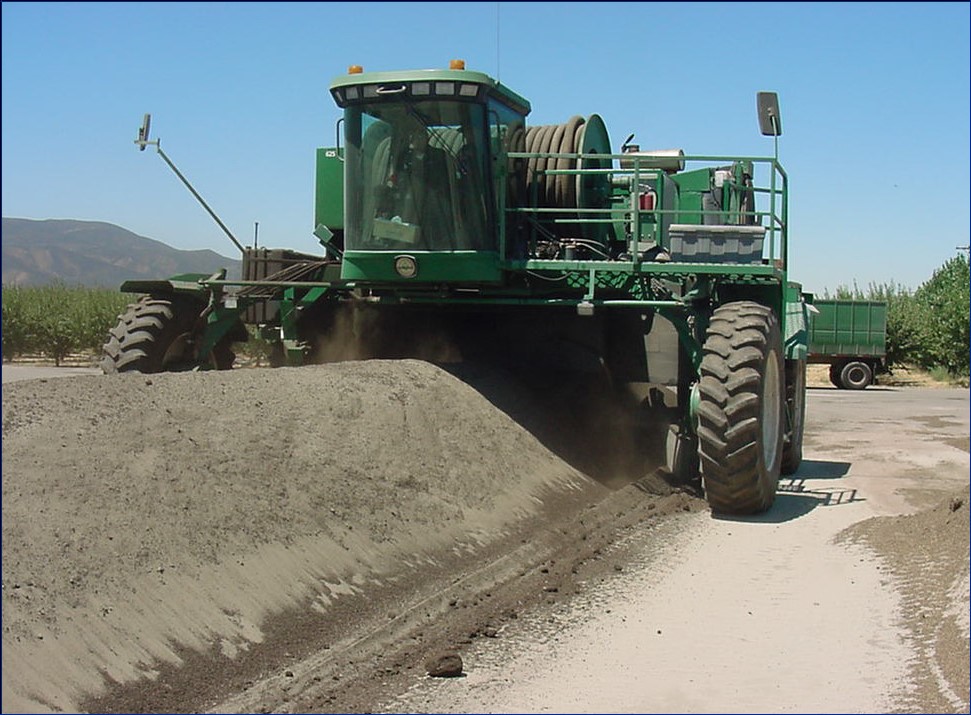 在加利福尼亚州圣华金河谷的堆肥堆肥设备